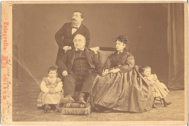 Giacomo Brogi, Famiglia con patriarca con poggiapiedi, Firenze, 1867