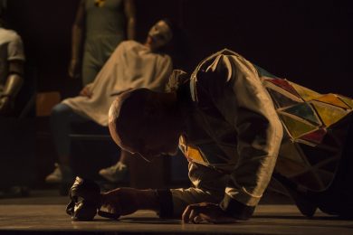 di Carlo Goldoni adattamento e regia Roberto Latini luci Max Mugnai scene Marco Rossi musiche e suono Gianluca Misiti costumi Gianluca Sbicca con (in ordine alfabetico) Elena Bucci, Roberto Latini, Marco Manchisi, Savino Paparella, Francesco Pennacchia, Stella Piccioni, Marco Sgrosso, Marco Vergani produzione Piccolo Teatro di Milano - Teatro d’Europa di Carlo Goldoni adattamento e regia Roberto Latini luci Max Mugnai scene Marco Rossi musiche e suono Gianluca Misiti costumi Gianluca Sbicca con (in ordine alfabetico) Elena Bucci, Roberto Latini, Marco Manchisi, Savino Paparella, Francesco Pennacchia, Stella Piccioni, Marco Sgrosso, Marco Vergani produzione Piccolo Teatro di Milano - Teatro d’Europa