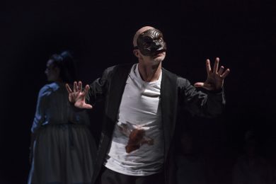 di Carlo Goldoni adattamento e regia Roberto Latini luci Max Mugnai scene Marco Rossi musiche e suono Gianluca Misiti costumi Gianluca Sbicca con (in ordine alfabetico) Elena Bucci, Roberto Latini, Marco Manchisi, Savino Paparella, Francesco Pennacchia, Stella Piccioni, Marco Sgrosso, Marco Vergani produzione Piccolo Teatro di Milano - Teatro d’Europa di Carlo Goldoni adattamento e regia Roberto Latini luci Max Mugnai scene Marco Rossi musiche e suono Gianluca Misiti costumi Gianluca Sbicca con (in ordine alfabetico) Elena Bucci, Roberto Latini, Marco Manchisi, Savino Paparella, Francesco Pennacchia, Stella Piccioni, Marco Sgrosso, Marco Vergani produzione Piccolo Teatro di Milano - Teatro d’Europa Foto