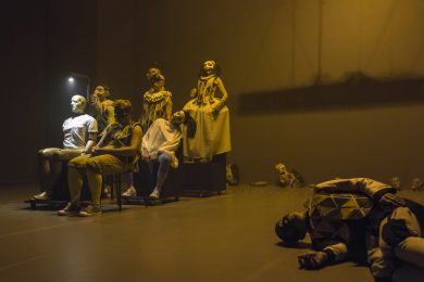 di Carlo Goldoni adattamento e regia Roberto Latini luci Max Mugnai scene Marco Rossi musiche e suono Gianluca Misiti costumi Gianluca Sbicca con (in ordine alfabetico) Elena Bucci, Roberto Latini, Marco Manchisi, Savino Paparella, Francesco Pennacchia, Stella Piccioni, Marco Sgrosso, Marco Vergani produzione Piccolo Teatro di Milano - Teatro d’Europa di Carlo Goldoni adattamento e regia Roberto Latini luci Max Mugnai scene Marco Rossi musiche e suono Gianluca Misiti costumi Gianluca Sbicca con (in ordine alfabetico) Elena Bucci, Roberto Latini, Marco Manchisi, Savino Paparella, Francesco Pennacchia, Stella Piccioni, Marco Sgrosso, Marco Vergani produzione Piccolo Teatro di Milano - Teatro d’Europa Foto