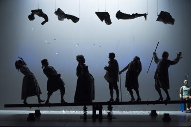 di Carlo Goldoni adattamento e regia Roberto Latini luci Max Mugnai scene Marco Rossi musiche e suono Gianluca Misiti costumi Gianluca Sbicca con (in ordine alfabetico) Elena Bucci, Roberto Latini, Marco Manchisi, Savino Paparella, Francesco Pennacchia, Stella Piccioni, Marco Sgrosso, Marco Vergani produzione Piccolo Teatro di Milano - Teatro d’Europa di Carlo Goldoni adattamento e regia Roberto Latini luci Max Mugnai scene Marco Rossi musiche e suono Gianluca Misiti costumi Gianluca Sbicca con (in ordine alfabetico) Elena Bucci, Roberto Latini, Marco Manchisi, Savino Paparella, Francesco Pennacchia, Stella Piccioni, Marco Sgrosso, Marco Vergani produzione Piccolo Teatro di Milano - Teatro d’Europa Foto