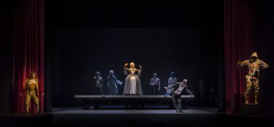 di Carlo Goldoni adattamento e regia Roberto Latini luci Max Mugnai scene Marco Rossi musiche e suono Gianluca Misiti costumi Gianluca Sbicca con (in ordine alfabetico) Elena Bucci, Roberto Latini, Marco Manchisi, Savino Paparella, Francesco Pennacchia, Stella Piccioni, Marco Sgrosso, Marco Vergani produzione Piccolo Teatro di Milano - Teatro d’Europa di Carlo Goldoni adattamento e regia Roberto Latini luci Max Mugnai scene Marco Rossi musiche e suono Gianluca Misiti costumi Gianluca Sbicca con (in ordine alfabetico) Elena Bucci, Roberto Latini, Marco Manchisi, Savino Paparella, Francesco Pennacchia, Stella Piccioni, Marco Sgrosso, Marco Vergani produzione Piccolo Teatro di Milano - Teatro d’Europa Foto