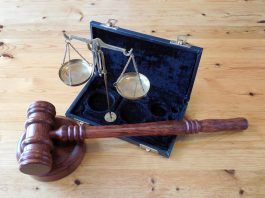 Gli danno l’ergastolo, piange lacrime di coccodrillo