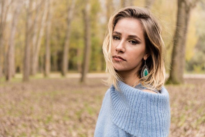 Viola Thian nel suo album d’esordio “Sottozero” racconta le difficoltà dei giovani artisti che cercano spazio nell’attuale scena musicale