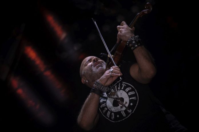 “Alessandro Quarta plays Astor Piazzolla” del violinista salentino Alessandro Quarta quest’estate in tour per l’Italia, la Svizzera e la Germania.
