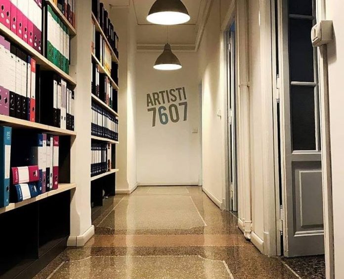 Artisti 7607 non abbattersi nonostante le difficoltà economiche e finanziarie che lo showbiz sta vivendo in Italia