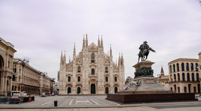 Milano nel “meriggiare pallido e assorto” all’epoca del coronavirus