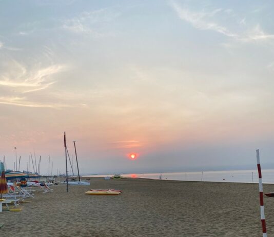 Brucia, sui nostri ombrelloni, quella FFP2 insieme alla grande arte