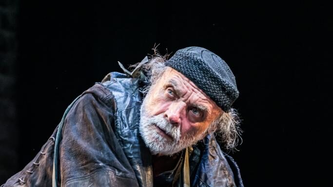 La nuova stagione del Manzoni, il “Salotto di Milano” ricorda Berlusconi