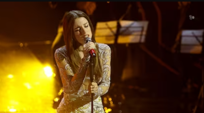 Angelina Mango emoziona a Sanremo con la canzone dedicata a suo papà