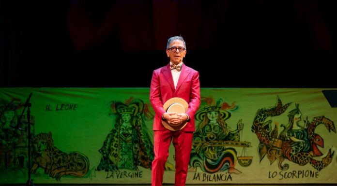 “Sempre fiori mai un fioraio”, l’omaggio di Pino Strabioli all’amato Paolo Poli