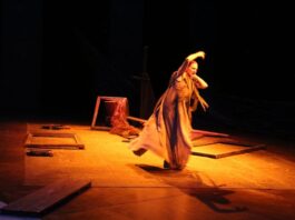 Fra rovine e macerie un’emozionante Cassandra di Elisabetta Pozzi