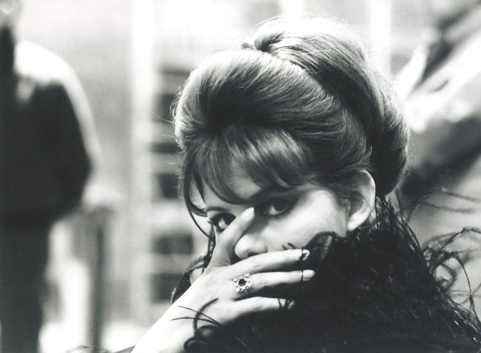 Tazio Secchiaroli, Claudia Cardinale, Backstage del film 8 ½, 1963 © David Secchiaroli/Courtesy Glenda Cinquegrana Art Consulting Tazio 100: a Milano il paparazzo che fotografò la dolce vita