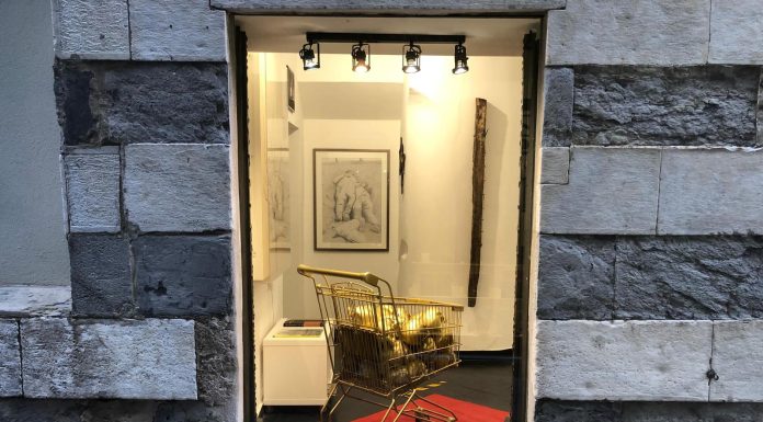 “Follia e stupore” con Mazzarello e il suo carrello di teschi d’oro "Follia e stupore" a Genova con Marco Mazzarello e il suo carrello di teschi d'oro