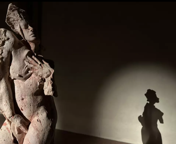 Recensione della mostra di Christian Zucconi ‘Sibille. Voci oltre il tempo, oltre la pietra’ a Palazzo Farnese di Piacenza: sculture, mito e dialogo con il Domenichino.