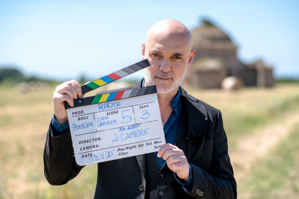 Radix su Rai3: il nuovo programma di Edoardo Sylos Labini da Pomezia tra storia, Pennacchi e Tognazzi